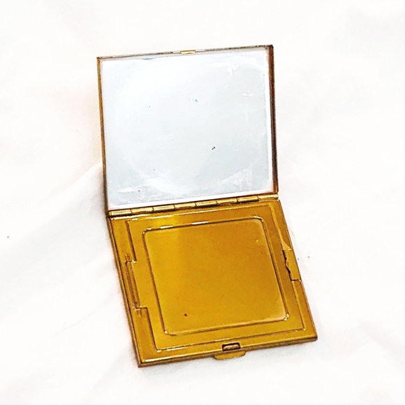 Vintage Mother of Pearl Powder Compact - Picture 4 of 5